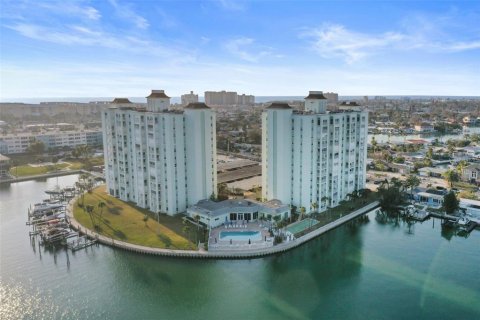 Condo in Saint Pete Beach, Florida, 2 bedrooms  № 1650390 - photo 1
