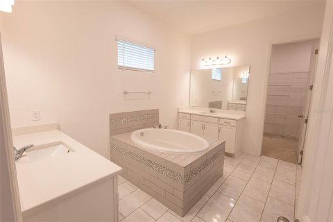 House in Winter Garden, Florida 4 bedrooms, 399.94 sq.m. № 2198551 - photo 30