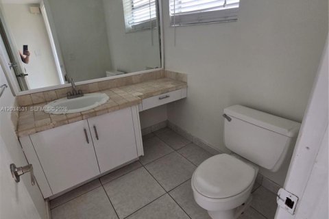 Condo in Hallandale Beach, Florida, 1 bedroom № 2183508 - photo 11