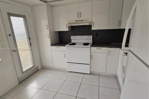 Condo in Hallandale Beach, Florida, 1 bedroom № 2183508 - photo 7