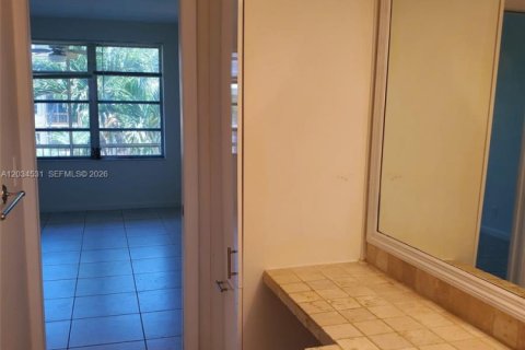 Condo in Hallandale Beach, Florida, 1 bedroom № 2183508 - photo 17