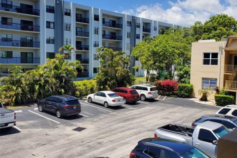 Condo in Hallandale Beach, Florida, 1 bedroom № 2183508 - photo 30