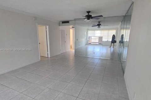 Condo in Hallandale Beach, Florida, 1 bedroom № 2183508 - photo 10
