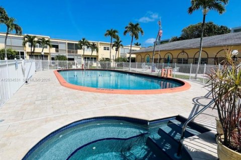 Condo in Hallandale Beach, Florida, 1 bedroom № 2183508 - photo 5