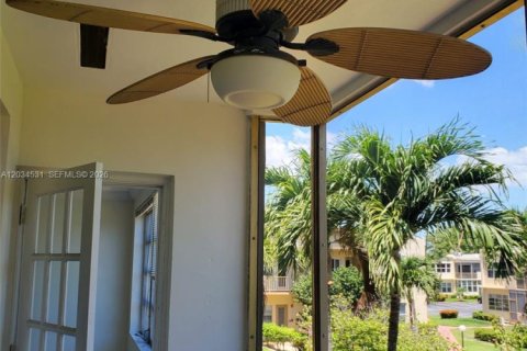 Condo in Hallandale Beach, Florida, 1 bedroom № 2183508 - photo 13