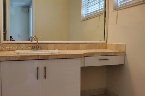 Condo in Hallandale Beach, Florida, 1 bedroom № 2183508 - photo 22