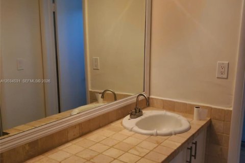 Condo in Hallandale Beach, Florida, 1 bedroom № 2183508 - photo 20