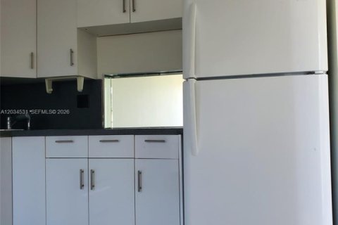 Condo in Hallandale Beach, Florida, 1 bedroom № 2183508 - photo 8