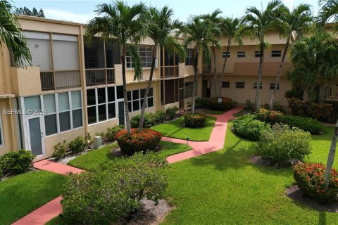 Condo in Hallandale Beach, Florida, 1 bedroom № 2183508 - photo 3