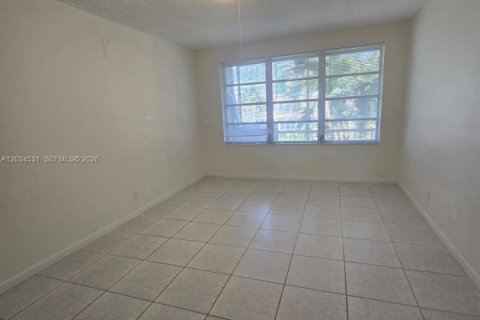 Condo in Hallandale Beach, Florida, 1 bedroom № 2183508 - photo 16