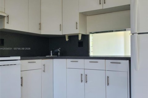 Condo in Hallandale Beach, Florida, 1 bedroom № 2183508 - photo 9