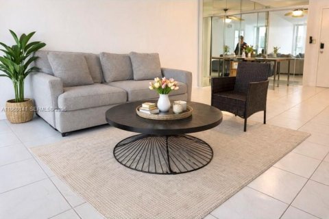 Condominio en venta en Hallandale Beach, Florida, 2 dormitorios, 94.76 m2 № 2031528 - foto 9