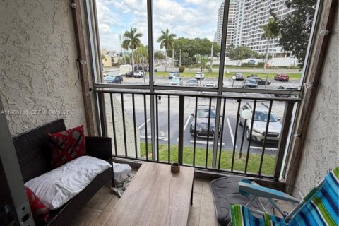 Condominio en venta en Hallandale Beach, Florida, 2 dormitorios, 94.76 m2 № 2031528 - foto 18