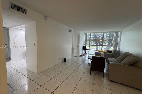 Condominio en venta en Hallandale Beach, Florida, 2 dormitorios, 94.76 m2 № 2031528 - foto 13