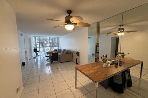 Condominio en venta en Hallandale Beach, Florida, 2 dormitorios, 94.76 m2 № 2031528 - foto 12