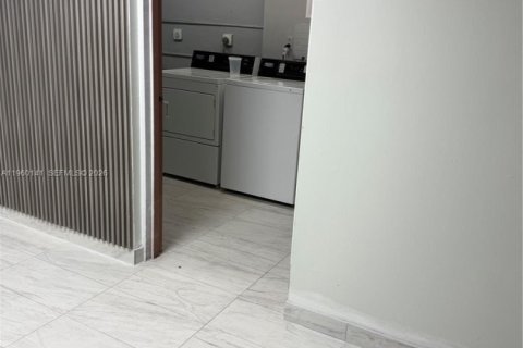 Condominio en venta en Hallandale Beach, Florida, 2 dormitorios, 94.76 m2 № 2031528 - foto 22