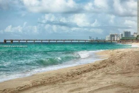 Condominio en venta en Sunny Isles Beach, Florida, 1 dormitorio, 62.43 m2 № 1861479 - foto 18