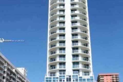 Condominio en venta en Sunny Isles Beach, Florida, 1 dormitorio, 62.43 m2 № 1861479 - foto 17