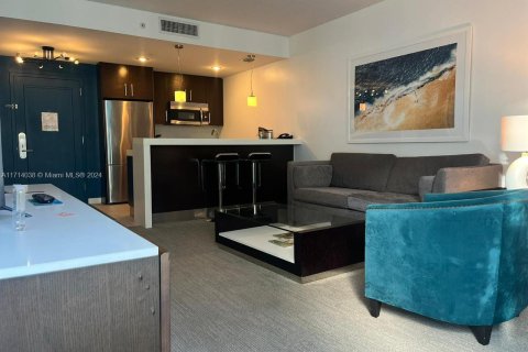 Condominio en venta en Sunny Isles Beach, Florida, 1 dormitorio, 62.43 m2 № 1861479 - foto 2