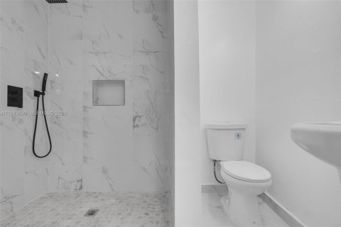 Propiedad comercial en alquiler en Miami, Florida, 1 dormitorio, 103.86 m2 № 2066110 - foto 11