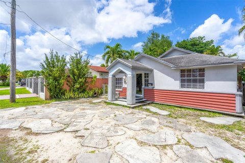 Propiedad comercial en alquiler en Miami, Florida, 1 dormitorio, 103.86 m2 № 2066110 - foto 3