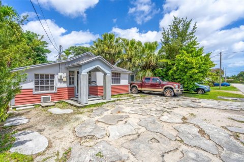 Propiedad comercial en alquiler en Miami, Florida, 1 dormitorio, 103.86 m2 № 2066110 - foto 2