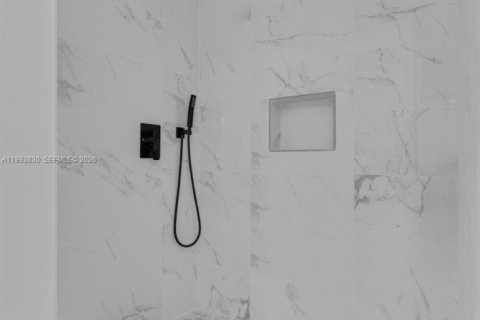 Propiedad comercial en alquiler en Miami, Florida, 1 dormitorio, 103.86 m2 № 2066110 - foto 13