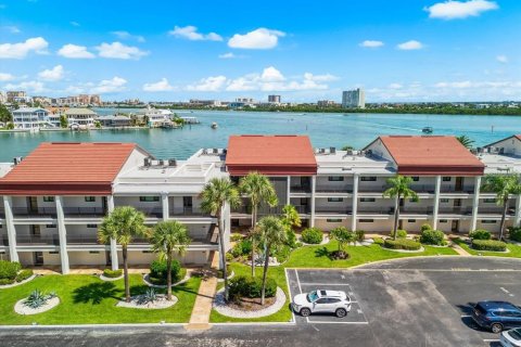 Condo in Clearwater, Florida, 2 bedrooms № 2349941 - photo 2