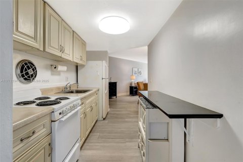 Condo in Hallandale Beach, Florida, 2 bedrooms  № 1865254 - photo 13