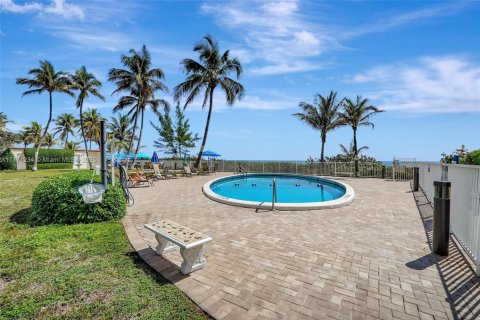 Condo in Hallandale Beach, Florida, 2 bedrooms  № 1865254 - photo 26