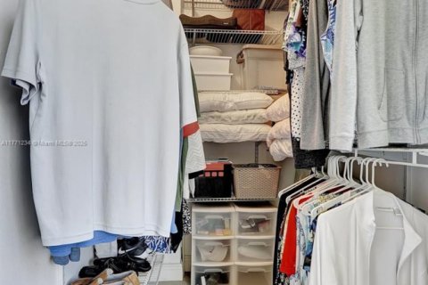 Condo in Hallandale Beach, Florida, 2 bedrooms  № 1865254 - photo 19