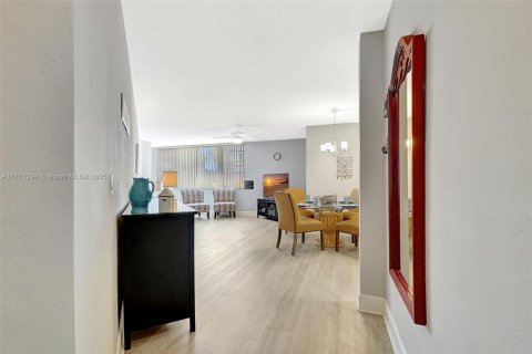 Condo in Hallandale Beach, Florida, 2 bedrooms  № 1865254 - photo 4