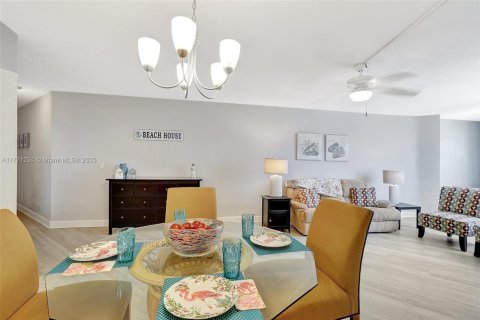 Condo in Hallandale Beach, Florida, 2 bedrooms  № 1865254 - photo 3