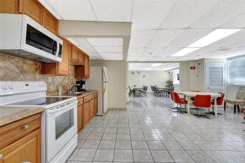 Condo in Hallandale Beach, Florida, 2 bedrooms  № 1865254 - photo 24