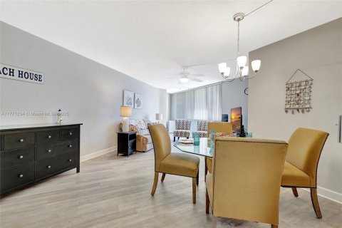 Condo in Hallandale Beach, Florida, 2 bedrooms  № 1865254 - photo 6