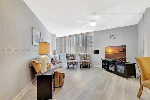 Condo in Hallandale Beach, Florida, 2 bedrooms  № 1865254 - photo 10