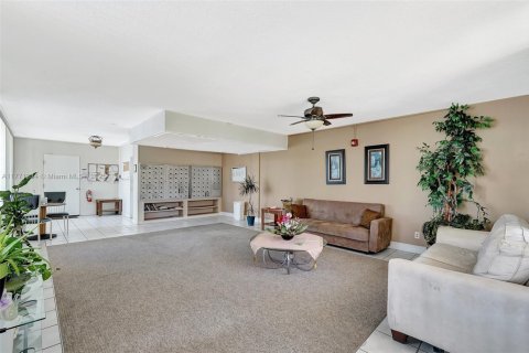 Condo in Hallandale Beach, Florida, 2 bedrooms  № 1865254 - photo 23