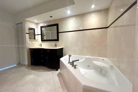 Condo in Aventura, Florida, 2 bedrooms  № 2052866 - photo 27