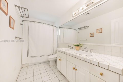 Casa en venta en Pinecrest, Florida, 3 dormitorios, 194.07 m2 № 1982576 - foto 15