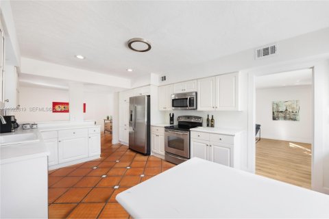 Casa en venta en Pinecrest, Florida, 3 dormitorios, 194.07 m2 № 1982576 - foto 5