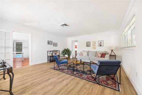 Casa en venta en Pinecrest, Florida, 3 dormitorios, 194.07 m2 № 1982576 - foto 4