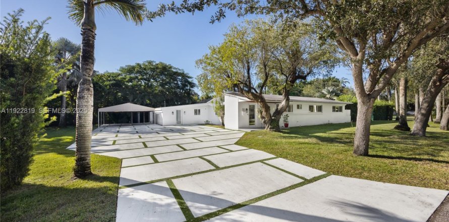 Casa en Pinecrest, Florida 3 dormitorios, 194.07 m2 № 1982576