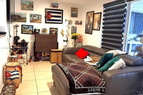 Villa ou maison à vendre à Miami Gardens, Floride: 4 chambres, 189.99 m2 № 2025727 - photo 11