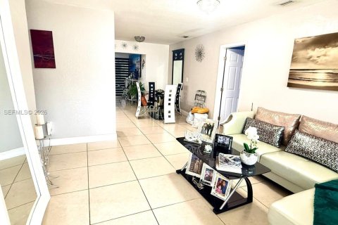 Villa ou maison à vendre à Miami Gardens, Floride: 4 chambres, 189.99 m2 № 2025727 - photo 2