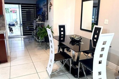 Villa ou maison à vendre à Miami Gardens, Floride: 4 chambres, 189.99 m2 № 2025727 - photo 6