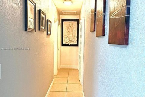 Villa ou maison à vendre à Miami Gardens, Floride: 4 chambres, 189.99 m2 № 2025727 - photo 3