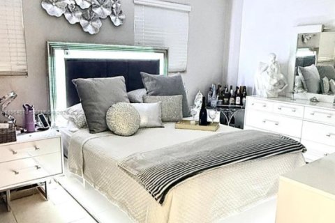 Villa ou maison à vendre à Miami Gardens, Floride: 4 chambres, 189.99 m2 № 2025727 - photo 4