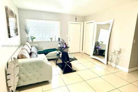 Villa ou maison à vendre à Miami Gardens, Floride: 4 chambres, 189.99 m2 № 2025727 - photo 1