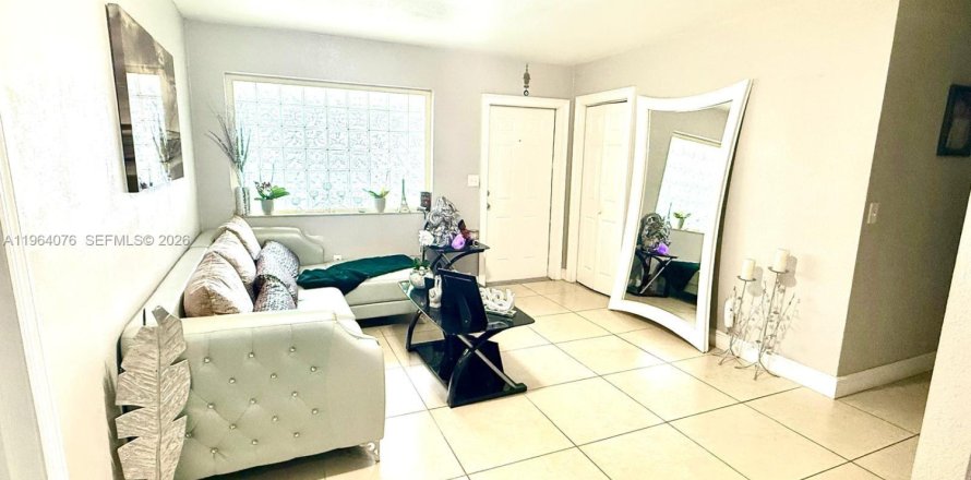 Villa ou maison à Miami Gardens, Floride 4 chambres, 189.99 m2 № 2025727