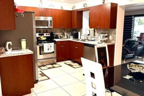 Villa ou maison à vendre à Miami Gardens, Floride: 4 chambres, 189.99 m2 № 2025727 - photo 5